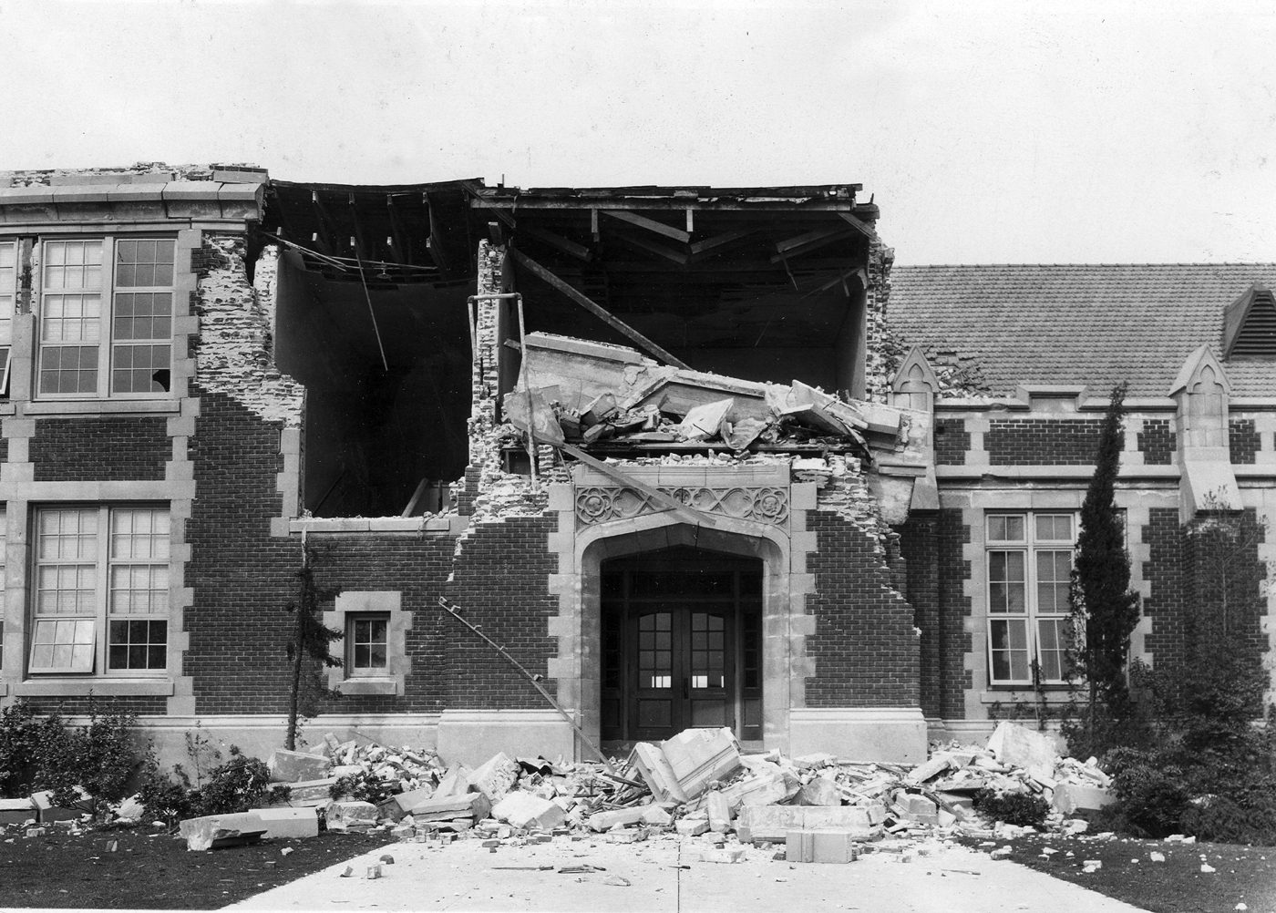 John Muir School in Long Beach after the March 1933 earthquake, its brick upper facade collapsed into rubble at the entrance.