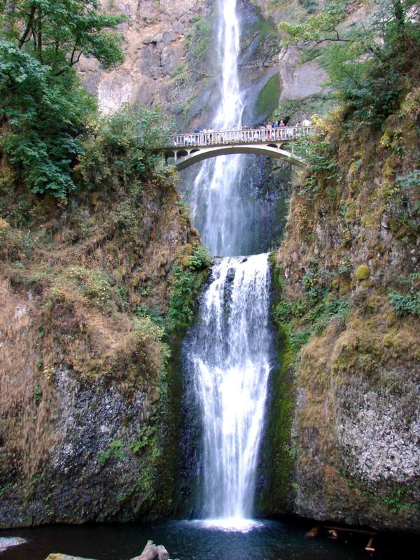 Multnomah Falls dropping in two tiers, the 1914 Benson footbridge spanning the gap between them