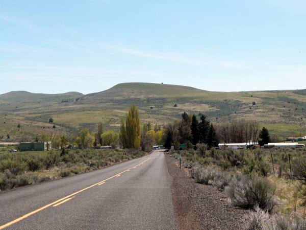 Oregon 218 running into the small town of Antelope among sagebrush hills